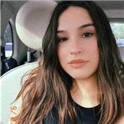 Studentessa al secondo anno di giurisprudenza impartisce ripetizioni ai ragazzi e aiuto compiti ai bambini